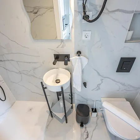 Luxury Apartment *