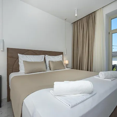 Luxury Apartment *