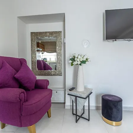 Luxury Apartment *