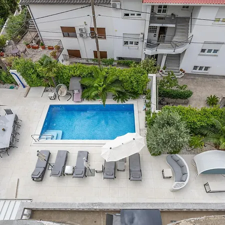 Luxury Apartment *